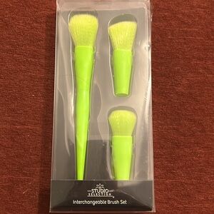 Studio Selection’s Interchangeable Brush Set 1-brush handle 3 different brushes